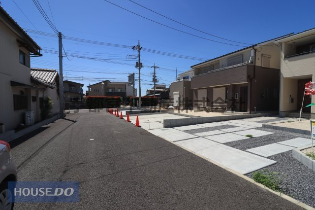 【前面道路】現地完成写真。道幅や駐車など、ご確認ください。