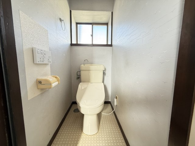 明るい窓付きのトイレは換気しやすく、清潔感のある空間です。温水洗浄便座を備え、日常の使い勝手も良好。シンプルな内装で手入れがしやすく、家族みんなが使いやすい設備が整っています。　