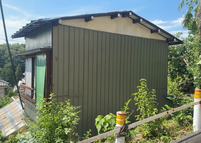 バルコニーは、建物内から室外へ楽に出入りできる便利なスペースです。また、バルコニーには手すりを付けることが義務付けられており、手すりの高さは110cm以上で施工することが建築基準法で定められています。