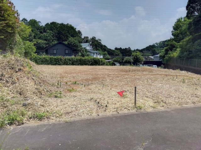 広々とした前面道路で車の出入りもスムーズです。建築条件なしで自由な家づくりをお楽しみいただけます。