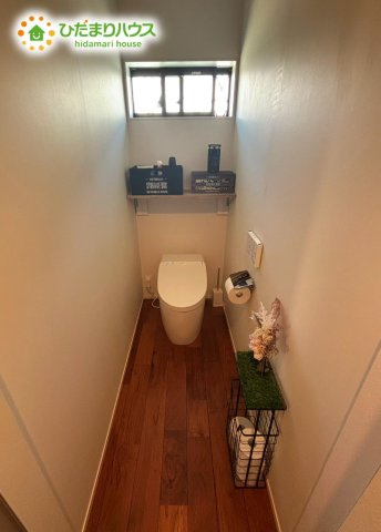 トイレにも小窓がついているので、閉鎖的な空間になりがちなトイレでも開放感がありますね♪