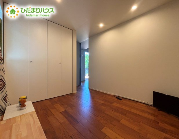 もちろんこちらのお部屋にも収納がございます♪