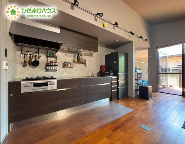 キッチン上部にはレール型のオシャレなスポットライトがございます♪