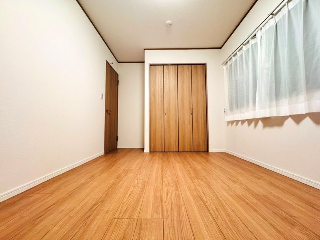 1階6.3帖の洋室。各部屋に収納設備を完備