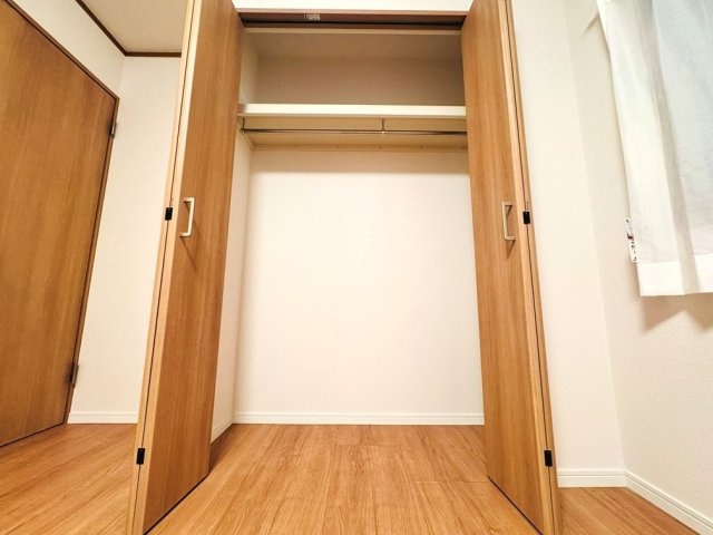 クローゼットがあり収納量も豊富です