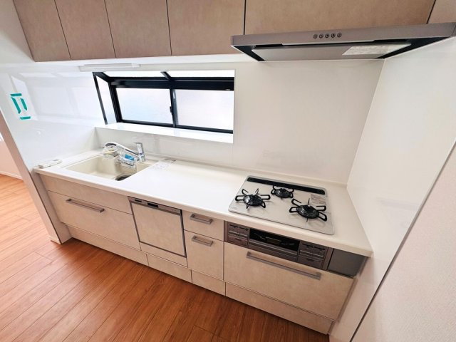 窓のあるキッチンで毎日が明るく快適に