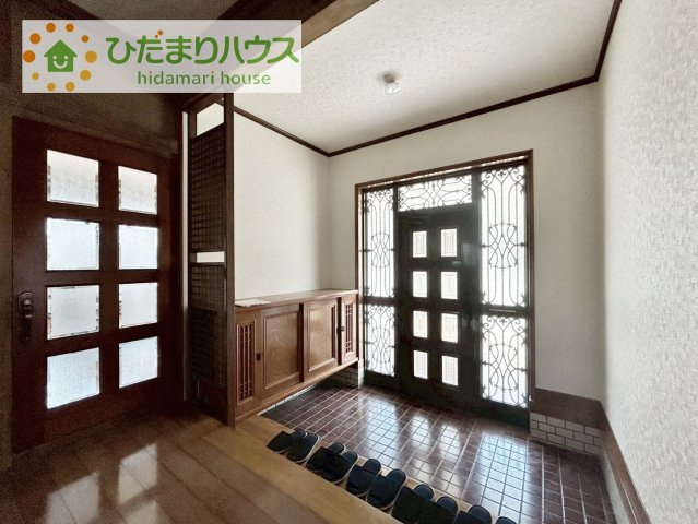 玄関は窓が多く明るい空間を演出してくれます！！