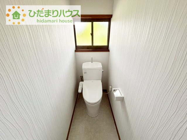 小窓が付いているので、トイレも明るい空間になっております♪