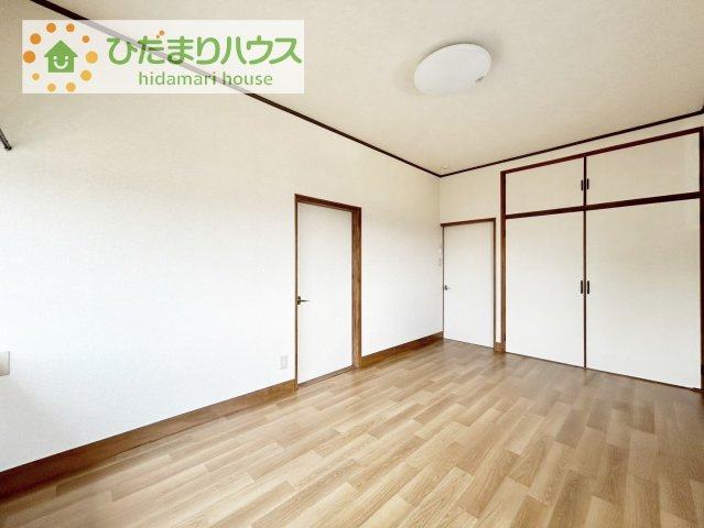 大きなベッドを置いても余裕の広さの主寝室♪