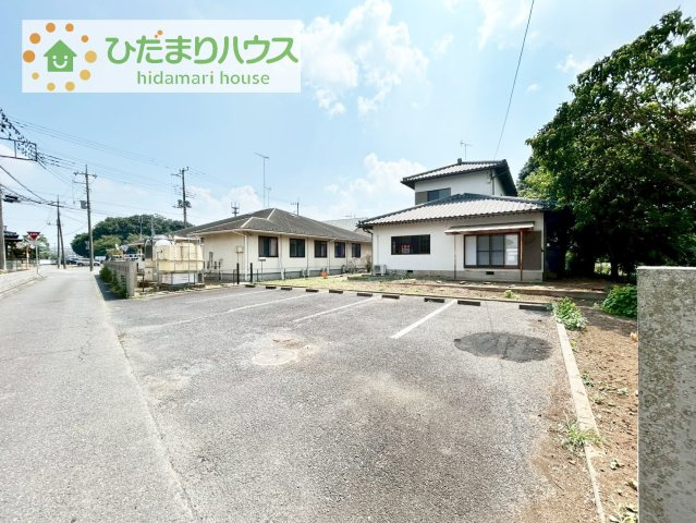 駐車場5台以上停められます(^^♪時間がない時もらくらくと車の出し入れができる並列駐車場を完備！！