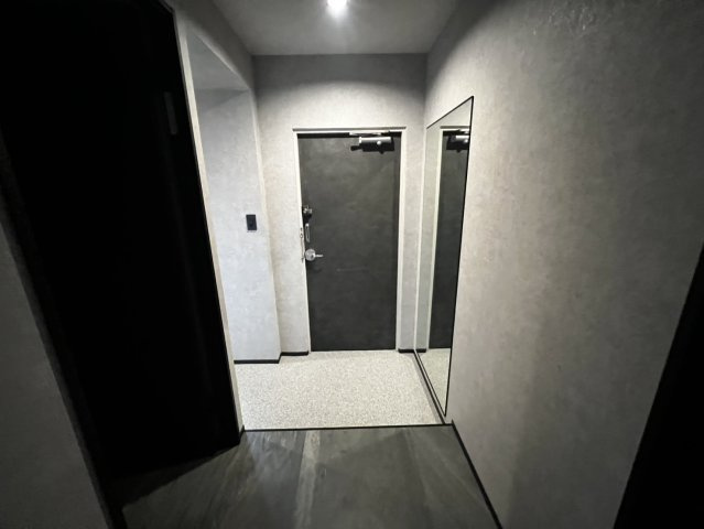 玄関は家の顔でもあり、家族以外の目にも止まる場所です。玄関は外との間を仕切る扉、靴などをしまっておく収納スペース、靴脱ぎのたたきスペース、来客とのやり取りをするドアホンなど複数のアイテムからなります。
