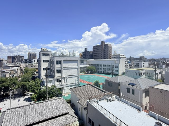 【バルコニー?　眺望】　遮るものの少ない眺望です。家事やお仕事の合間に、外の空気を吸うのにぴったりです。