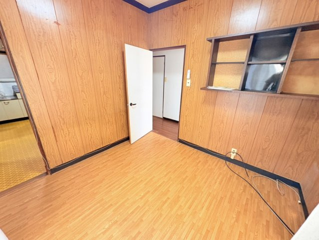 洋室は寝室や子供部屋、書斎などライフスタイルに合わせて活用できる使い勝手の良い空間です。棚が備え付けられており小物や本インテリアを飾るスペースとしても便利。シンプルで家具配置もしやすいです。　