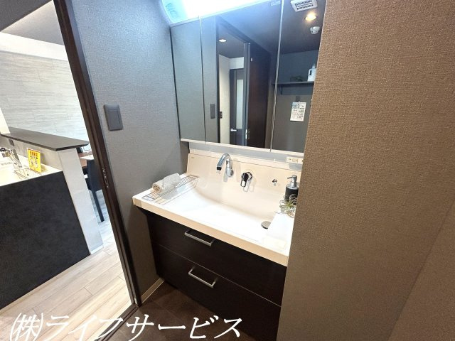 洗面化粧台新調／三面鏡タイプのシャワー付洗面化粧台