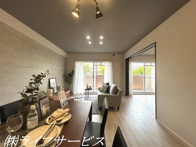 ＬＤＫ15.8帖／南向きのリビングルームは陽当り良好！