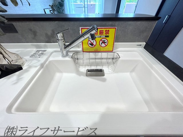 キッチンシンク／天板部分と同じホワイトのシンクです！