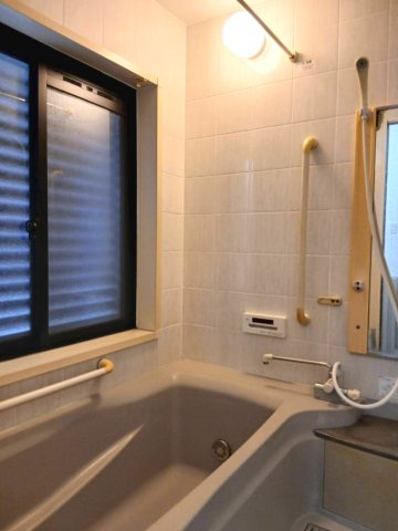 【風呂／現地写真】窓のついた明るい浴室。そのまま使用できますが、リフォームプランもご提案いたします。
