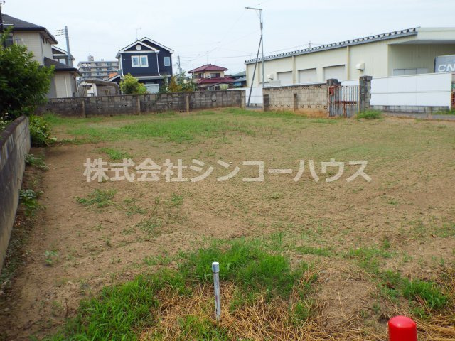 二方路の角地で接道間口にゆとりがあり、開放感がある土地です。