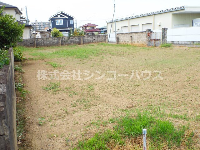 お庭や複数台分の駐車スペースの確保も可能な面積があります。