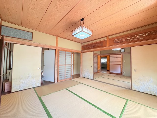複数の和室がつながる、ゆとりある空間構成が魅力です。襖を開ければ隣室まで視線が抜け、実際の帖数以上の開放感を感じられます。用途に合わせて襖を閉じれば、それぞれ独立した居室として使い分けることも可能。