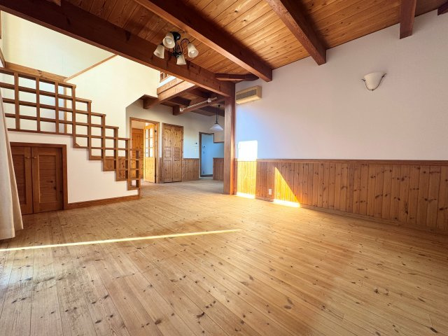 無垢材を使用した内装は、自然のぬくもりが感じられ、居心地の良い空間が広がります。
