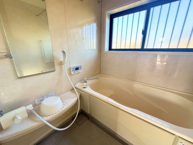 窓付きで事前甲が差し込む浴室に、浴室乾燥機も完備！天候を気にせず洗濯物も乾かせ、快適に過ごせます。