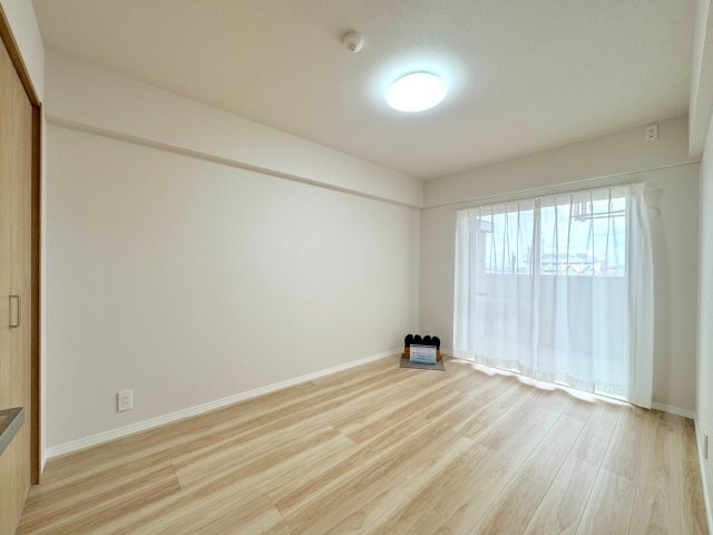 洋室6帖　間取り図右下の部屋　バルコニーに面した陽当たりの良い6.0帖のお部屋です。クローゼットを備えており、個室としてはもちろん、リビングと一体となったサブスペースとしても柔軟にご活用いただけます。