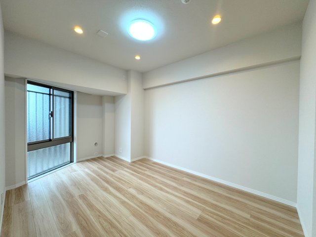 洋室7帖　間取り図右上の部屋　7.0帖のゆとりある広さを備え、主寝室に最適な落ち着きあるお部屋です。大容量のウォークインクローゼットを配置しており、衣類や大型の荷物もすっきり収納していただけます。