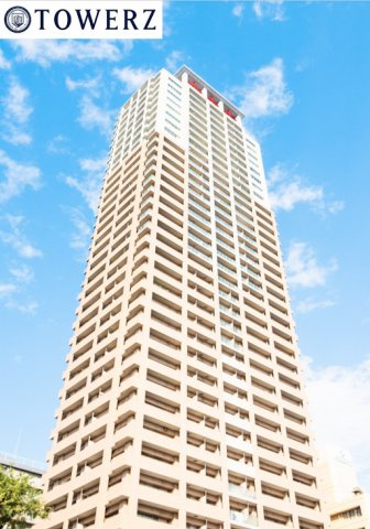 【外観】堀江の街によく馴染む、明るいブラウン×ホワイトのおしゃれな外観デザインです！