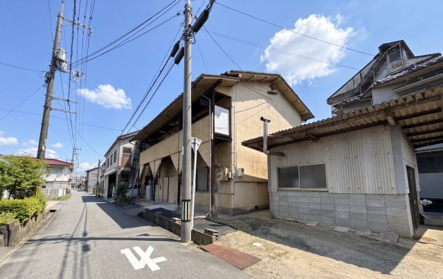 前面道路も幅広で、車の出入りもスムーズです。広々とした敷地が魅力で、ガーデニン　グやアウトドアスペースを楽しむことができます。周辺には自然が広がり、四季折々の風景も楽しめる土地です。　　