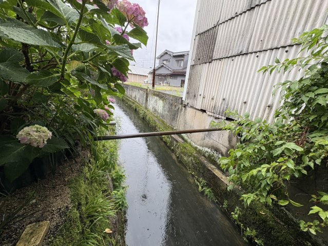 国道近くでアクセス良好。周辺には薬局・飲食店・病院など生活利便施設が充実した住みやすい環境です。子育てファミリーにもおすすめのエリアです。落ち着いた暮らしを求める方におすすめです。　