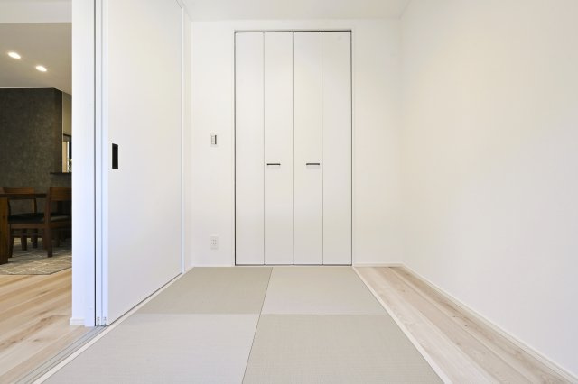 リビング横には3帖の和室を設置。客間だけではなく、お子様の遊びスペースやちょっとお昼寝したいときのリラックスルームとしても活躍します。