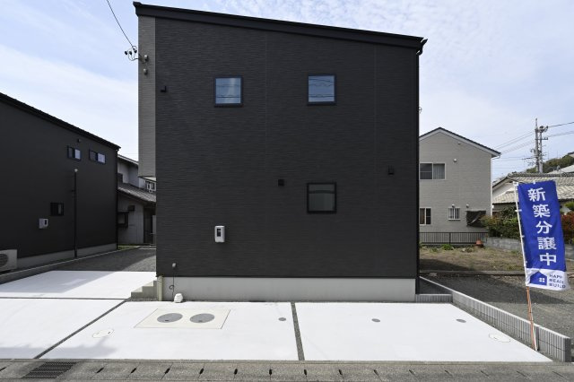外構工事完了済み。建物正面と側面のそれぞれに駐車スペースがあるので、大型ファミリーカーの出し入れにも余裕があり、セカンドカーや来客時の駐車スペースにも困りません。