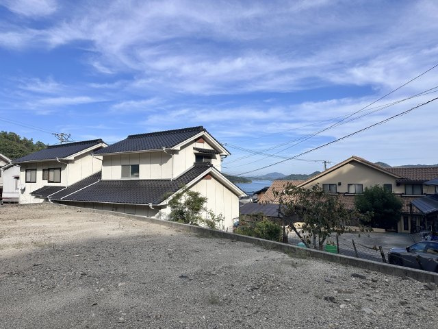 高台ならではの海を望む眺望が魅力！住宅の間から美しい海と遠くの山々を眺めることができ、開放感のある景色が広がります。眺望を活かしたリビングやバルコニーを設けるなど、住まいづくりの楽しみも広がります。