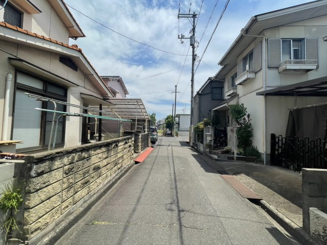 前面道路は近隣住民の利用が中心で、落ち着いた住環境が魅力です。交通量も比較的少なく、小さなお子様のいるご家庭にもおすすめ。閑静な住宅街に位置しながら、公園や生活利便施設へのアクセスも良好な立地です。