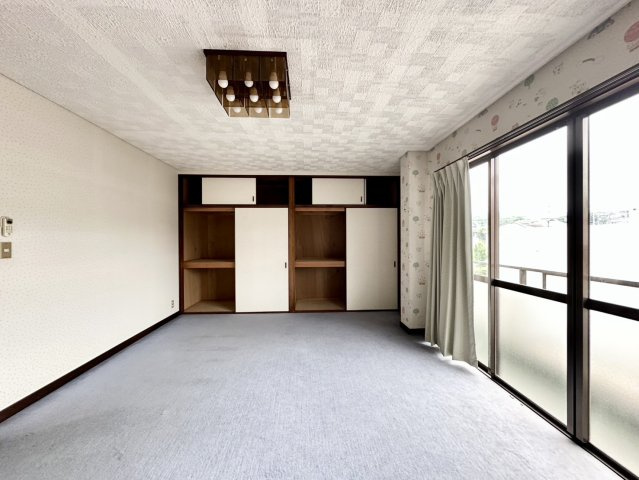 3階に配置された洋室は、押入れ収納を備えており、衣類や季節用品などをすっきり整理できます。バルコニーに面しているため風通しも良好で、快適な居住環境を実現。主寝室や子ども部屋など使い勝手の良い洋室です。