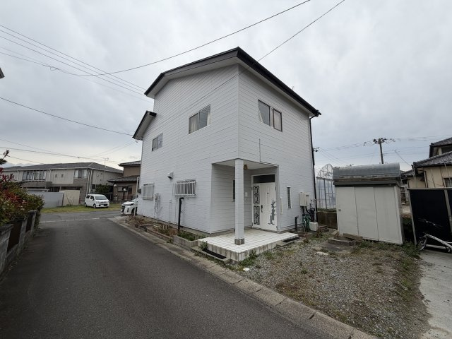 白い外壁が目印の、2階建て一戸建て住宅の外観です