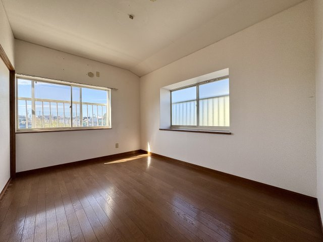 2階　階段上がってすぐの洋室になります。二面採光で明るく、お子様のお部屋にピッタリですよ♪