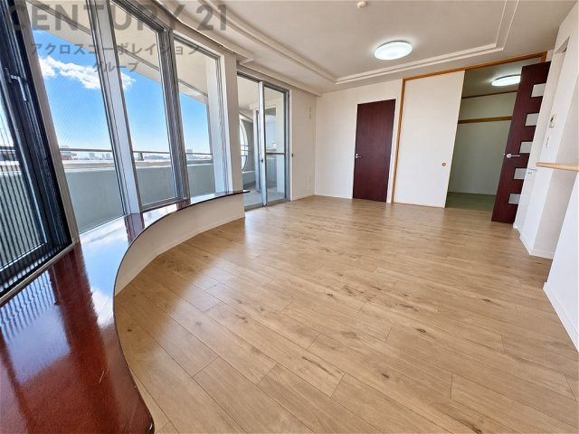 青空に映えるスタイリッシュな外観が魅力のマンション！重厚感のある石調のエントランスが上質な雰囲気を演出します。緑豊かな植栽が彩りを添え、落ち着きのある住環境が魅力です。ぜひ現地をご覧ください♪