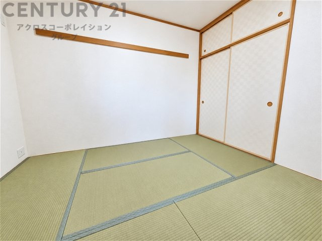 高級感あふれる石調の壁面が印象的なエレベーターホール。便利な2基設置で、朝の忙しい時間帯もスムーズな移動をサポート。落ち着いた色合いと美しいタイル張りの床が、上質な共用空間を演出しています。