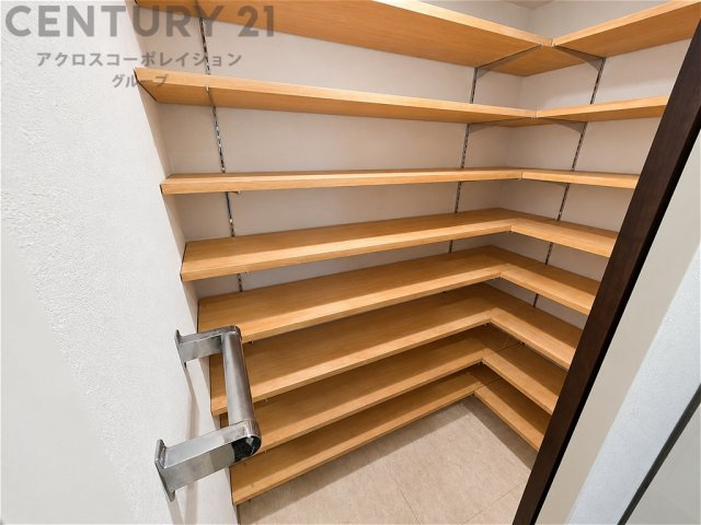 管理の行き届いた印象のエントランスには、管理人室の受付窓口や集合ポストを設置。明るく清潔感のある共用スペースが、住まう方や訪れる方を気持ちよく迎えてくれます。毎日の暮らしに安心感を添える空間です。