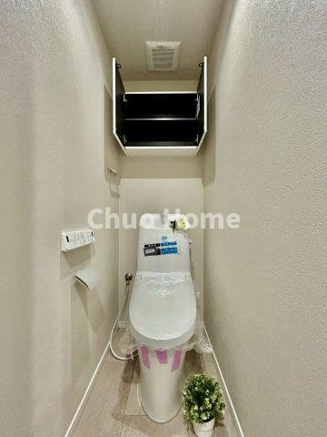 【トイレ】　収納スペースをしっかりと確保した温水洗浄便座機能付きトイレ。温水洗浄便座は清潔にお使いいただくための大切なアイテムです。