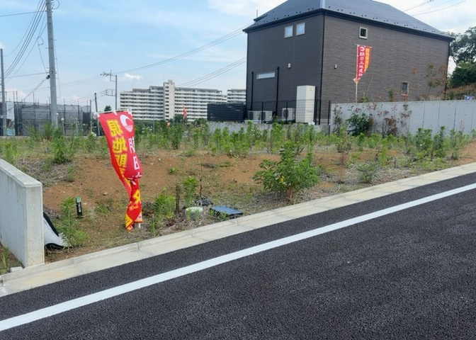 土地の形が極端に長細かったり、狭小地、あるいは道路との高低差がある傾斜地だった場合、後々売ろうとしても買い手がつかない場合もあります。後々、売却することになった時に価値の下がらない土地を選びましょう。
