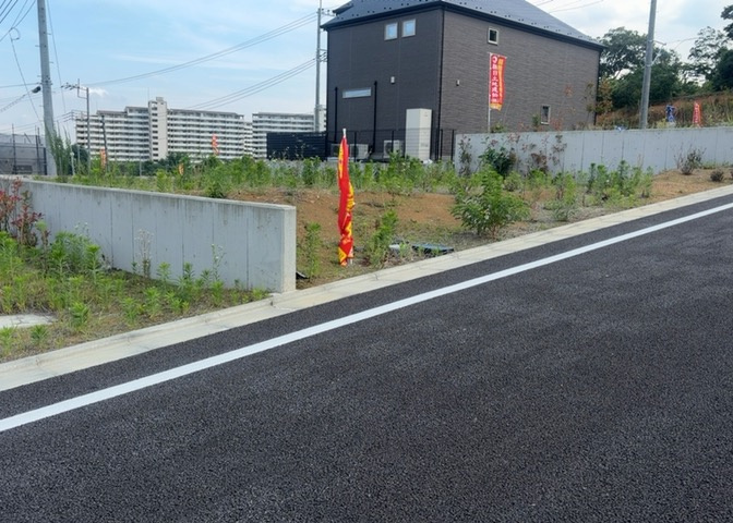 土地の面積＝住宅面積ではありません。建ぺい率の問題などで、土地のある場所によって住宅を建てられる面積は限られています。高さもしかり、「土地」という言葉の中には、建築条件も含まれると考えておきましょう。