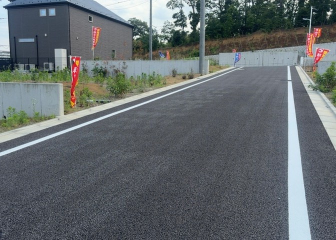 家を建てる場合、方位は要チェックです。現実的に日当たりのよい家ならばリビングは南側、建築基準法でも北側に当たる家への配慮は求められています。土地を見学に行く際は、方位磁針を持って行くようにしましょう。