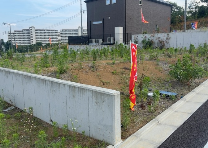 土地を買う際、住む地域の自治体や福祉の補助制度にも注目してみましょう。子供や老人の医療補助やゴミ出しのルールなど、自治体によってルールに大きな違いがあるため、暮らしやすい土地で判断するとよいでしょう。