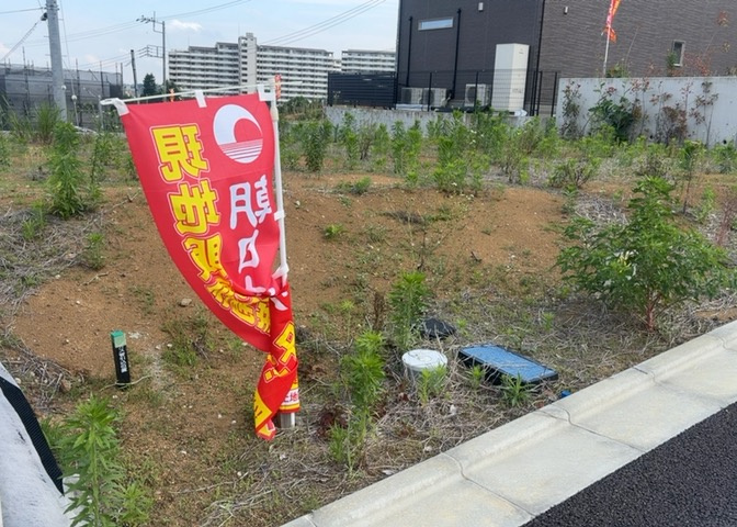 土地の前の道路に消火栓が設置されていることがあります。この場合、道路交通法第45条第1項により、駐車禁止の場所が指定されています。そのため、車庫などの駐車スペースをつくることができない場合があります。