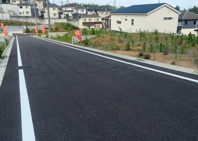 現地に行くなら、物件の周囲の地形がどうなっているかを見ることも大切です。周辺より低くなっている土地では、大雨などで水が集まりやすいため、地盤が弱くなっているということも考えられるため、注意が必要です。