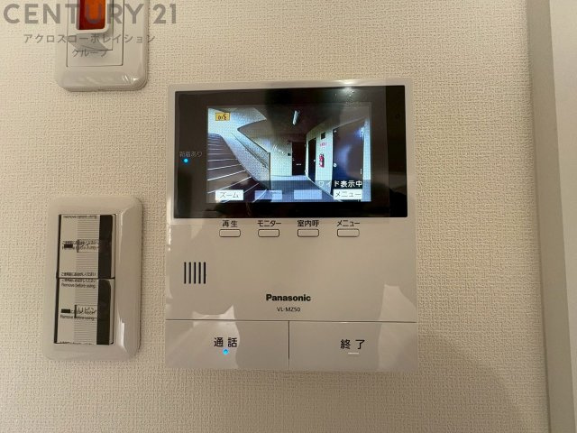 訪問者が来たときにテレビ画面で確認できるため、安心してドアを開けられます。録画機能があるものもあり、留守中に来訪者を記録しておくことができます。利便性が高く、セキュリティ面でも安心です。　