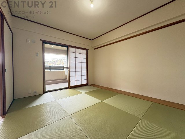 リビング横の和室スペースはリビングと続きで利用してもデザイン性のとれる洋風和室になります。やっぱり一室は欲しい和室は客間や小さなお子様の寝かせ付けなどにも便利です。　